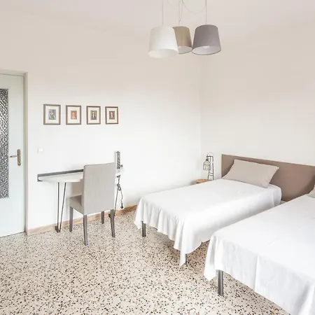 Casa Lilla - Lakeview Large With Garden Above Apartment *